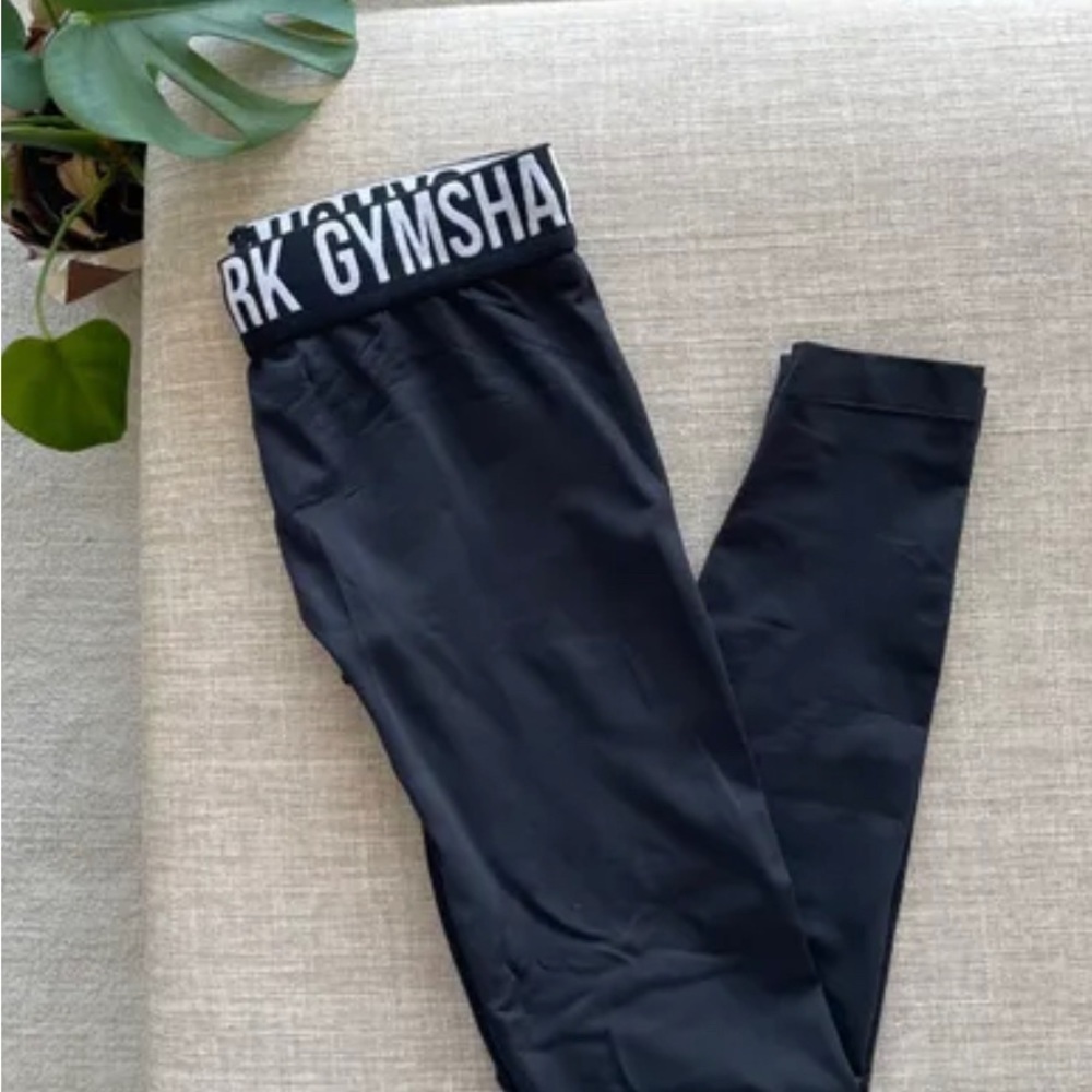 Gymshark women’s logo crop black leggings